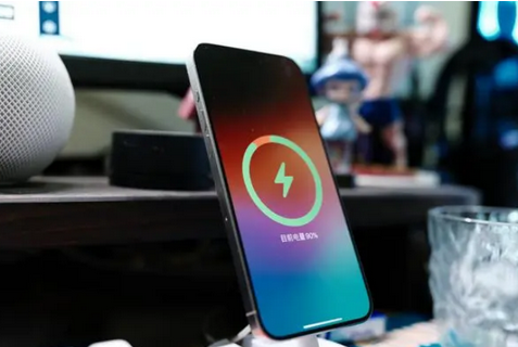 净潭乡苹果15换屏服务分享用什么充电器给iPhone15充电更好 